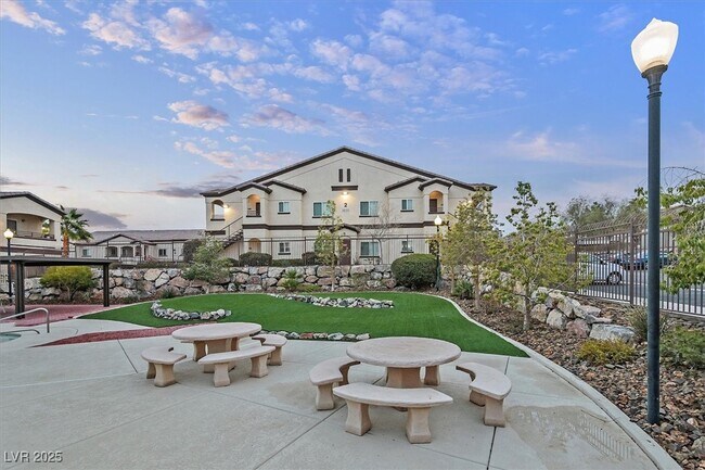 Building Photo - 2291 W Horizon Ridge Pkwy