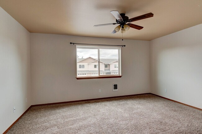 Building Photo - Conveniently Located 3 Bedroom Townhouse