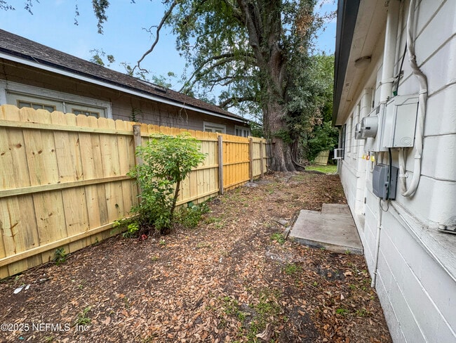 Building Photo - 839 Acosta St