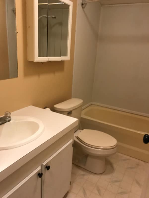 Building Photo - 715 Center St E