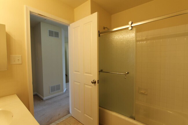 Building Photo - 316 Ross Ct