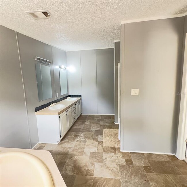 Building Photo - 6834 Glen Meadow Dr