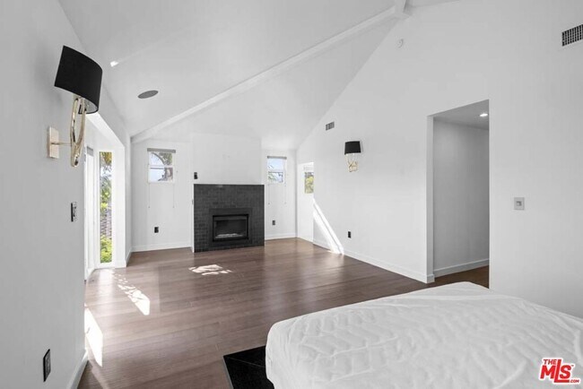 Building Photo - 10453 Holman Ave