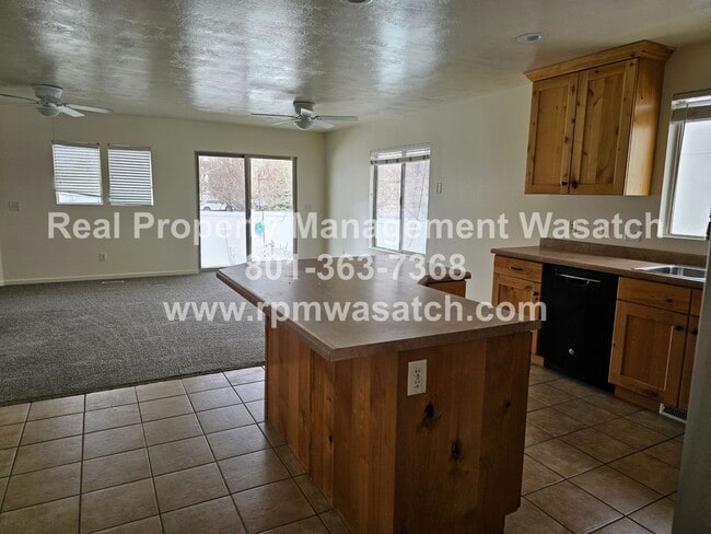 Building Photo - Come Check Out This Newly Updated 5 Bedroom 3 bathroom Home in South Jordan!