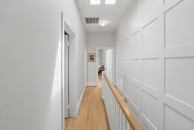 Building Photo - Capitol Hill Victorian Home | 3 Bed | 2.5 Bath | 2,700 Sf | Patio & Screened-In Porch | 2 Surface...