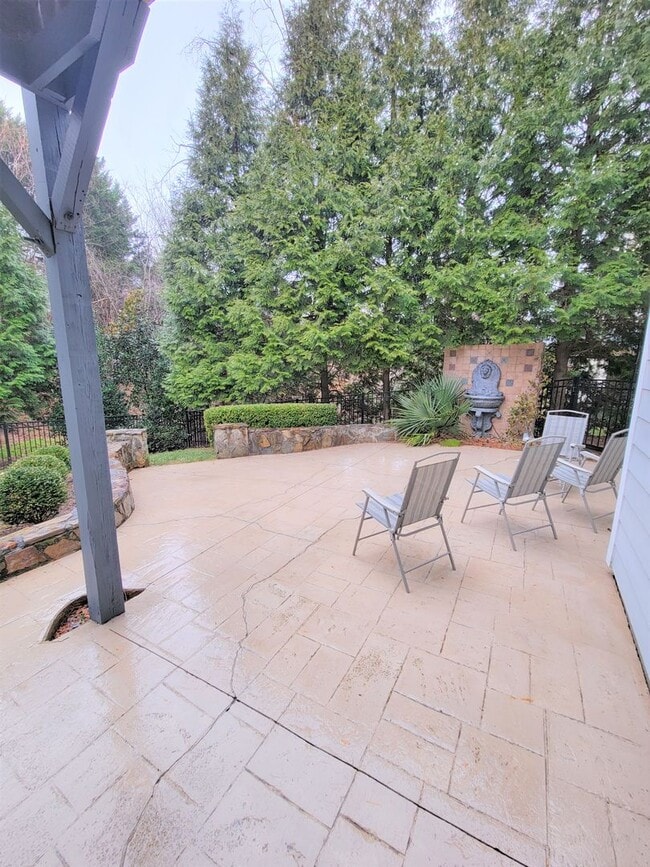Building Photo - Stunning Willoughby Park Home