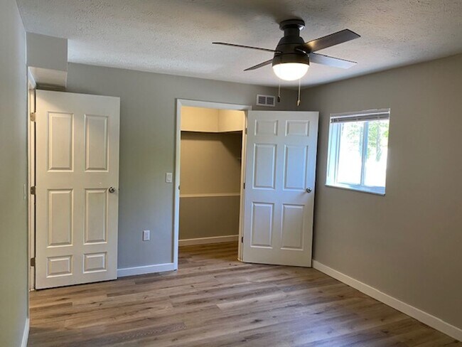 Building Photo - 5617 Happy Hollow Rd