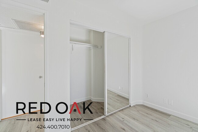 Building Photo - Stunning Two Bedroom with a Fireplace, Pri...