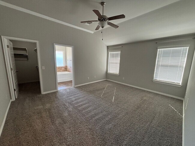 Building Photo - FIRST MONTH FREE! Great Location!