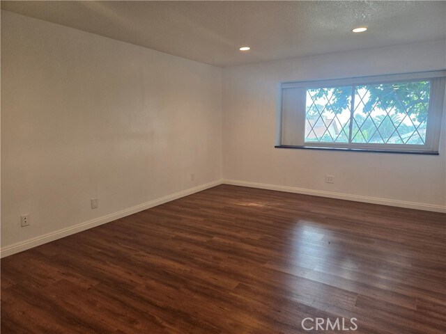 Building Photo - 9388 Valley View St