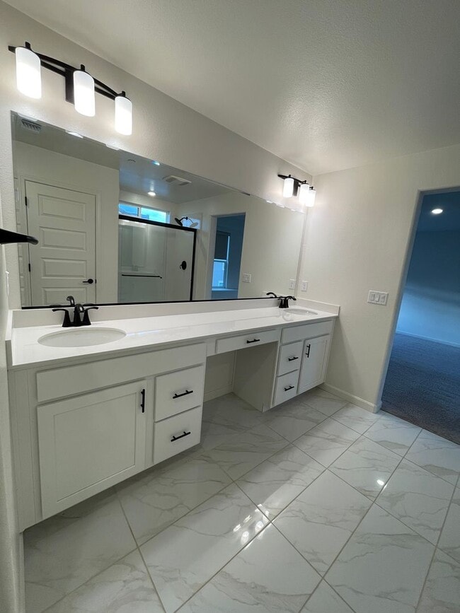 Building Photo - Beautiful new home with open floor plan av...