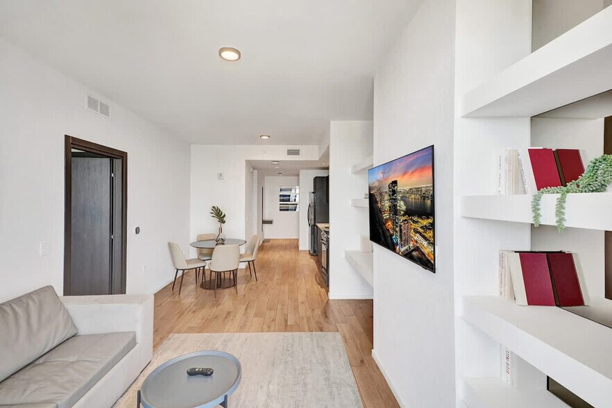 Building Photo - 398 NE 5th St