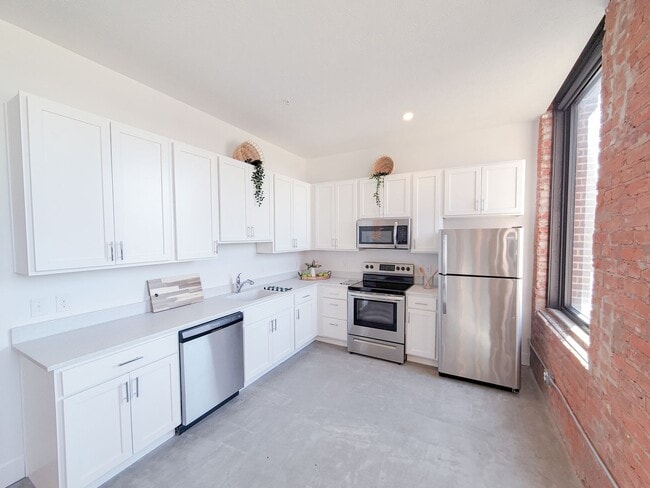 Building Photo - Dahlman Flats - 1 BR, Tall Ceilings, Exposed Brick!