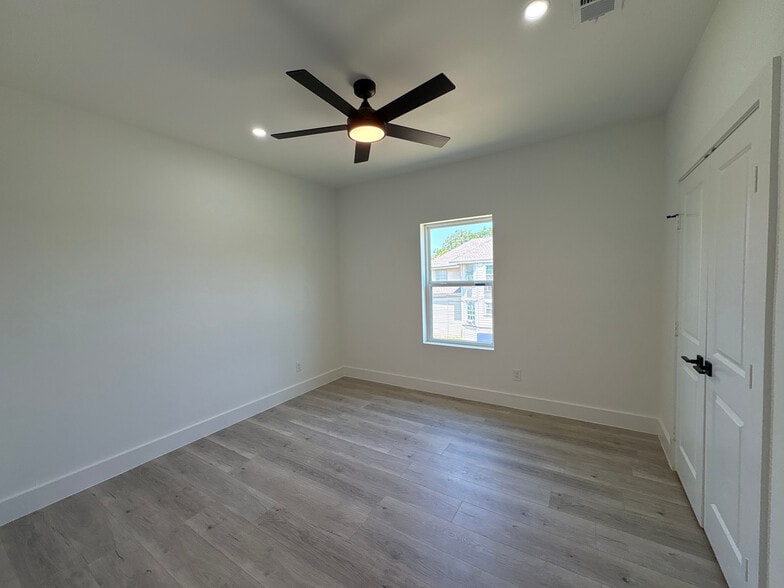 Building Photo - Room in Duplex on Wendelkin St