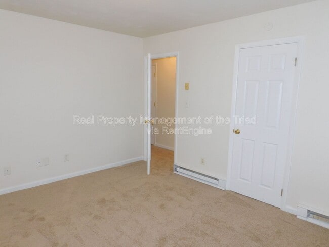 Building Photo - 2300 Willow Rd