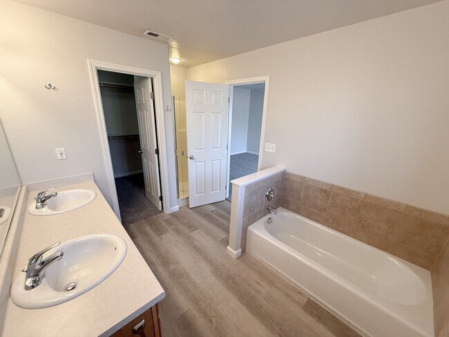 Building Photo - Three Bedroom, Two Bath House