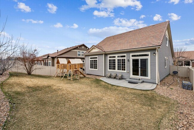 Building Photo - Beautiful 3 bedroom, 3 bath home backs to ...