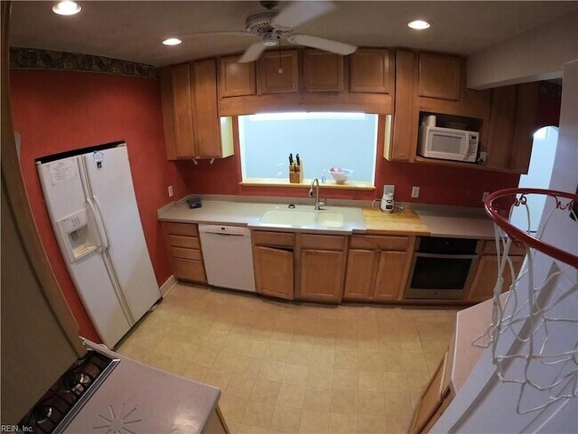 Building Photo - 1600 Cedar Ln