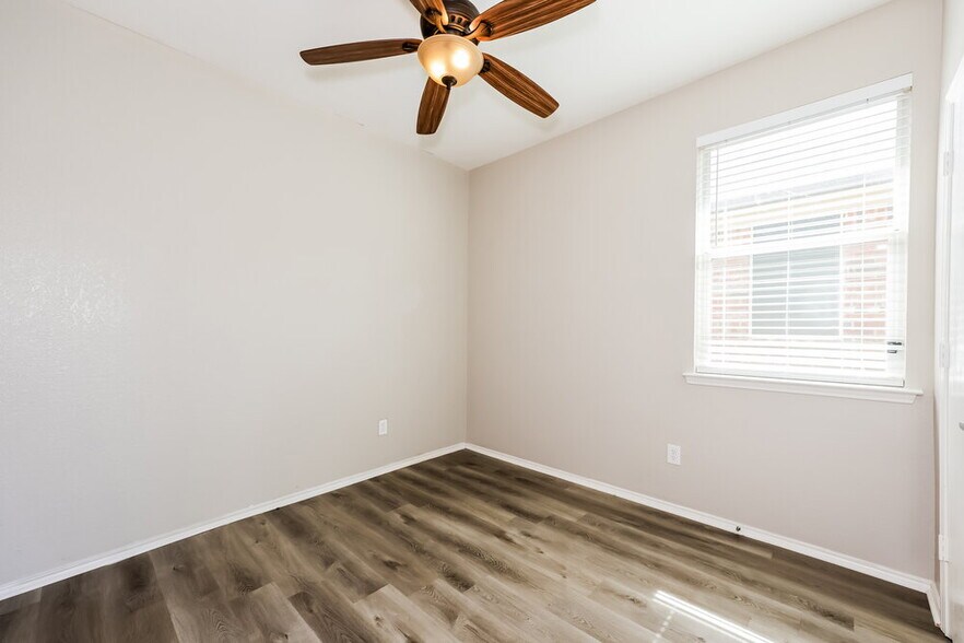 Building Photo - 10005 Blue Bell Dr