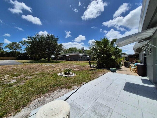 Building Photo - 910 South Dr