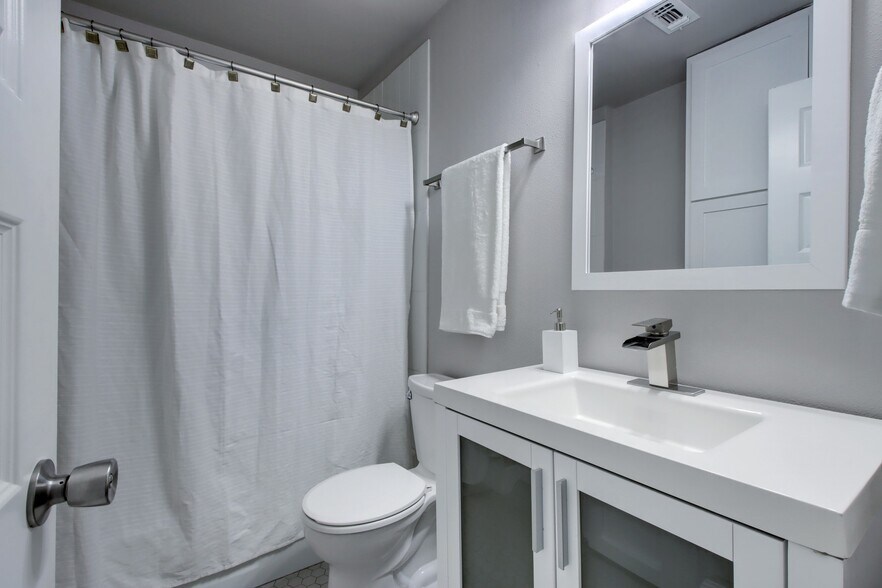 Building Photo - 3208 Northeast Dr