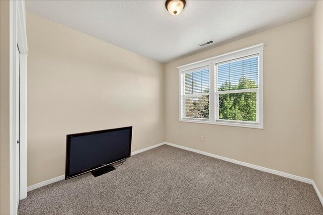 Building Photo - Stylish Multi-Level Condo in West Boise