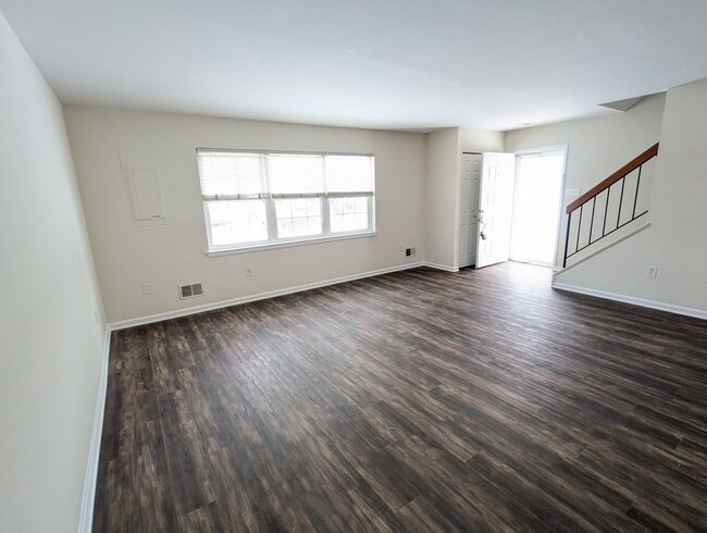 Building Photo - *END UNIT* town home in established Crestwood Neighborhood ready for you mid March!