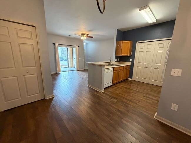 Building Photo - One Bedroom Condo with Garage