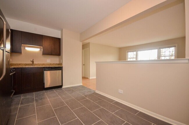 Building Photo - 25 N Maple Ct