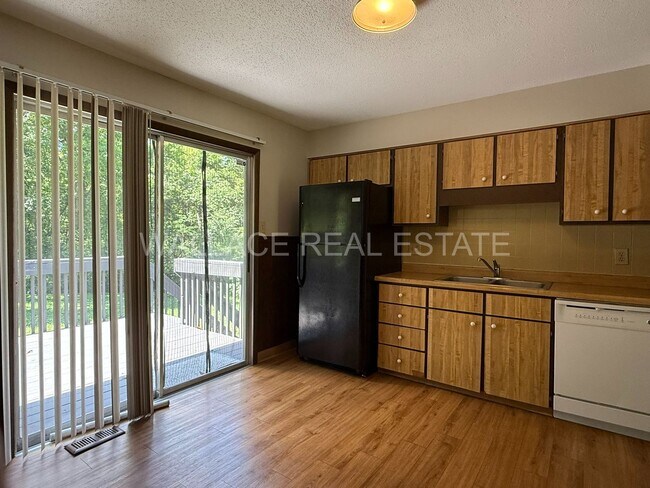 Building Photo - 4 BEDROOM HOUSE IN KINGS GATE SUBDIVISION ...