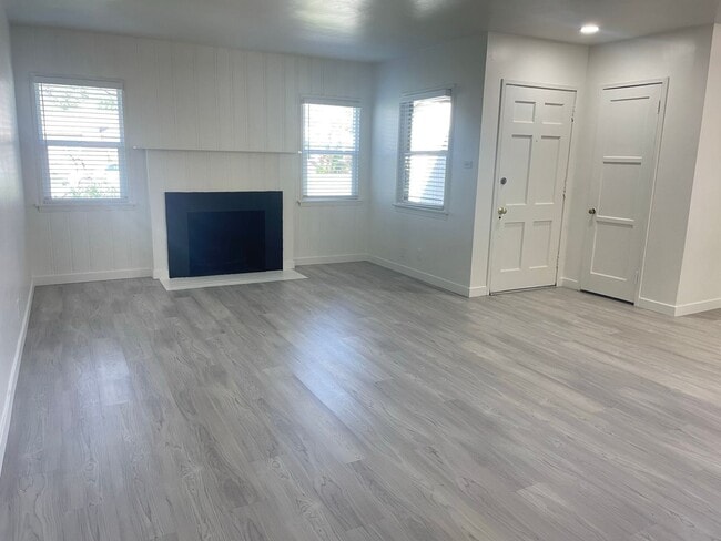 Building Photo - Location, Location, Location! Adorable Riverside Home Ready for Immediate Move In