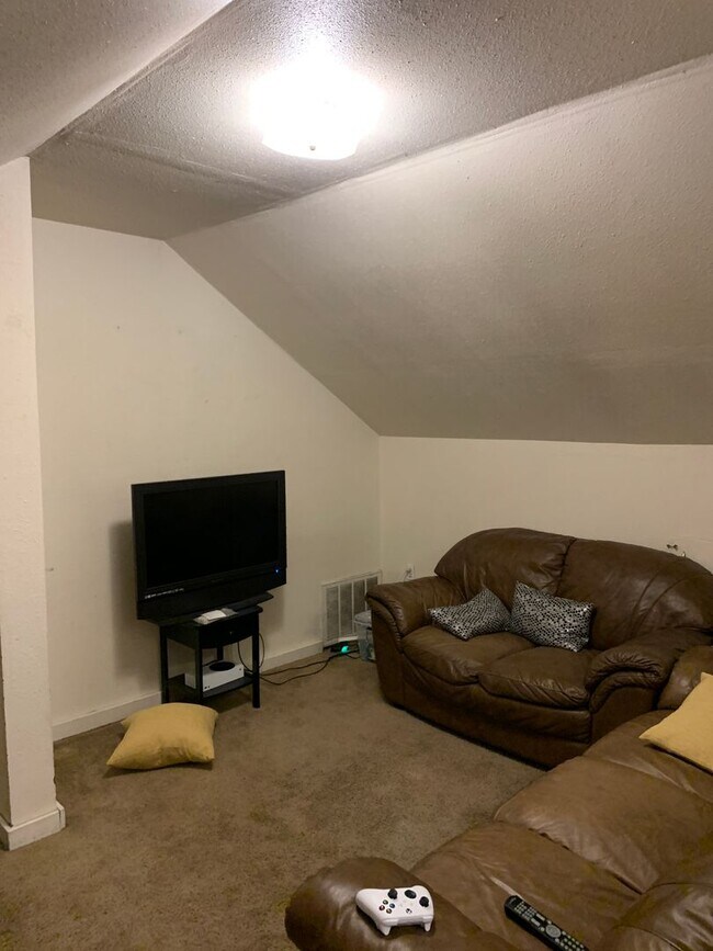 Building Photo - Quiet Upstairs Apartment in Provo |Available Now|