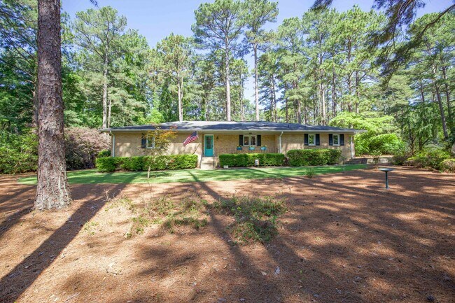 Building Photo - Charming Southern Pines Home on a Spacious...