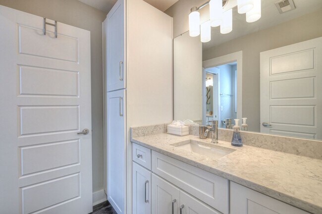Building Photo - Luxurious 4BR Home Close to 12 South