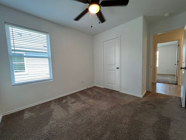 Building Photo - NEWER 4BDRM HOME IN LONDON ISD!