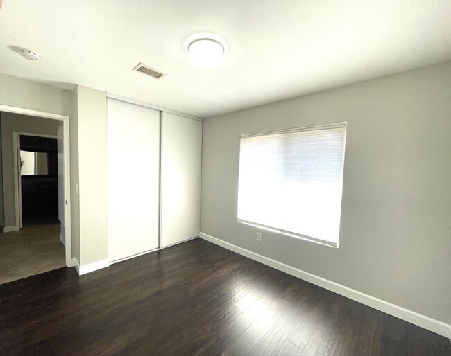 Building Photo - 1525 W Country Club Ln