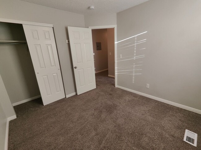 Building Photo - Spectacular 3-Bedroom Draper Townhouse with Garage