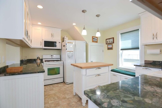 Building Photo - 7 Williams St