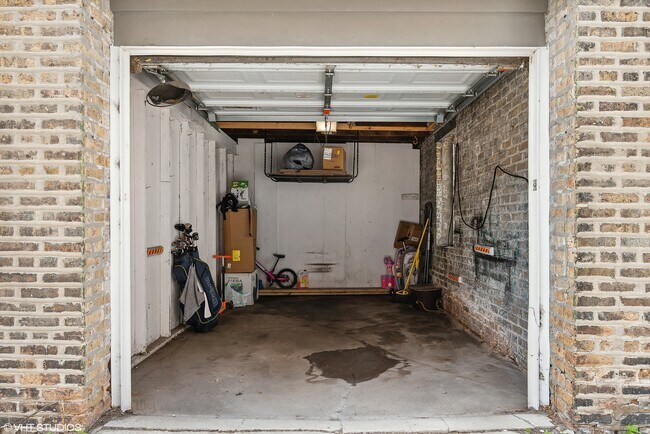 Building Photo - 814 W Aldine Ave