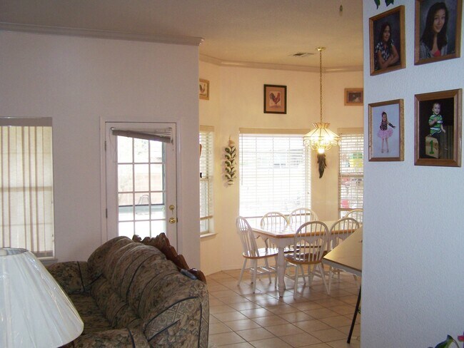 Building Photo - Beautiful 4 Bdrm/2.25 Bath Home With Split Bdrms.