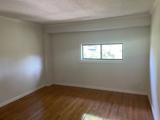 Building Photo - Highland Park Neighborhood 1 Bedroom Condo