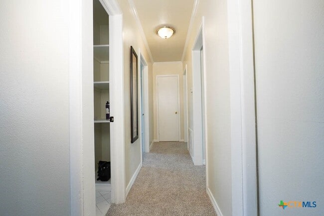 Building Photo - 913 Hander Ln