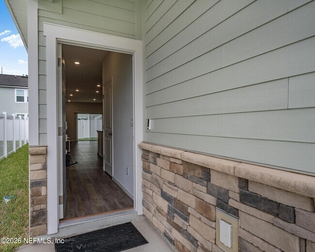 Building Photo - 14757 Cashew Ave
