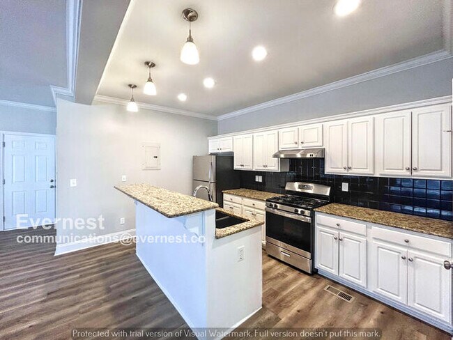 Building Photo - 3 Bed/2.5 Bath Home with Laundry Hookups / Pet-Friendly