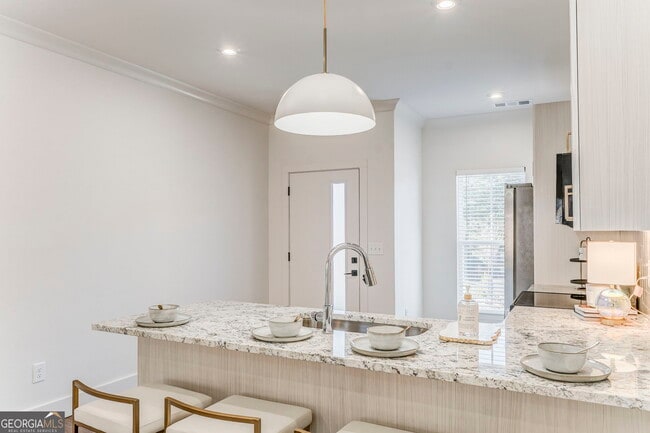 Building Photo - 79 Chateau Dr SE