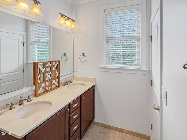 Building Photo - 184 Finsbury St