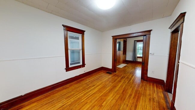 Building Photo - SINGLE FAMILY HOUSE!  4 BEDROOMS + 2 FULL ...