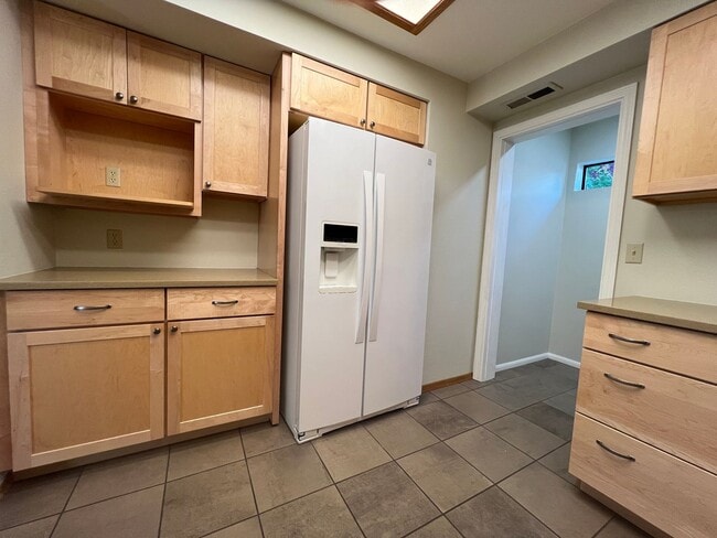 Building Photo - Gardener's Dream!  2 Bedroom house on quiet corner lot