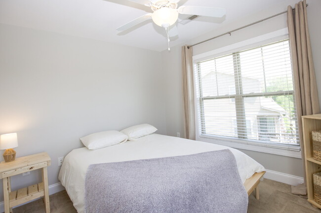 Building Photo - Charming End-Unit Townhome in Southern Pines
