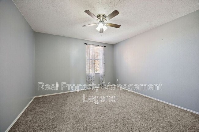 Building Photo - 2900 Sheridan Ln